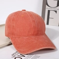 Detailansicht der gewaschenen orangefarbenen Baumwoll-Baseballkappe im Vintage-Look - Orangerot