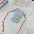 Dettaglio della borsa per cellulare a quadretti blu con tracolla rosa regolabile - Quadri Blu Chiaro