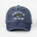 Détail de la broderie sur une casquette en jean bleu marine délavé avec graphique - Bleu marine