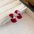 Détail de boucles d'oreilles en velours rouge avec emblème planète argenté en écrin - 38# Style Saturne Argent Velours Rouge (925 Sterling Silver Earring Post)