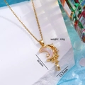 Collana a luna dorata con intarsio in madreperla rosa e dettagli in zirconi lucidi - Oro/Rosa