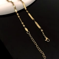 Collana minimalista in acciaio al titanio dorato con catena a maglie intrecciate e chiusura - Oro Intrecciato