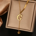 Detail van de gouden titanium ketting met letter G hanger en asymmetrisch kettingontwerp - Letter G (WY006-G)