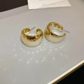 Nahaufnahme goldener, breiter C-förmiger Ohrringe mit Rautenmuster auf grauem Grund - S925 Silber Nadel / Gold