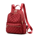 Zaino chic in nylon trapuntato rosso per donna con cerniere dorate ed eleganti - Grande / Rosso