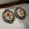 Vintage 18K gold plated oval earrings with dried flowers and pearl border - Vintage Oval Dried Flower