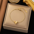 Collier avec pendentif V en acier titane plaqué or 18 carats sur un écrin à bijoux - E120 Bracelet V Incurvé Or