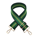 Dettaglio della tracolla a trama geometrica verde e gialla con moschettoni in metallo oro - Chiusura in Argento / verde scuro