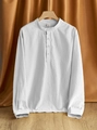 Gros plan du col de chemise en lin blanc montrant l'étiquette et la texture du tissu - S / Blanc