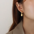 Eleganti orecchini a cerchio in oro 18K con piccoli ciondoli a disco per uno stile minimalista - Oro