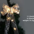 Zilveren kerststrik met LED verlichting en glittersterren voor boom 29,2x23,7cm - Zilver Bedrukte Strik + Warm Licht