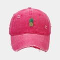Detalle de gorra de béisbol de algodón lavado rosa oscuro con bordado de piña y rotos - Ajustable / Rosa Rojo