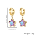 Vista dettagliata degli orecchini huggie dorati con pendenti a stella e cristalli - Oro Stile 2 (E1561-GO)