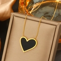 Elegante goldene Herzanhänger-Halskette mit schwarzer Emaille auf einer Schlangenkette - 043