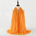 Sciarpa plissettata in cotone e lino arancione brillante drappeggiata su manichino - Giallo Arancio (17)