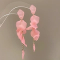 Orecchini a fiore rosa con nappine a catena dorata, ideali per uno stile estivo da spiaggia - Stile nappa petalo smerigliato rosa (23# Perno in Argento - Rosa)