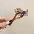 Détail d'une pince à cheveux marron translucide avec motif de chiot mignon en acrylique - Barrette à cheveux chien Corgi