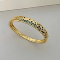 Vue latérale macro du bracelet doré orné de zircons bleus et blancs incrustés - Or (Strass Bleu Dégradé)
