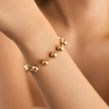 Bracciale portafortuna con perle dorate lucide da donna con sfere di metallo tonde - Stile Perlina Rotonda