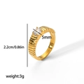 Détails du zircone blanc de 5mm et dimensions de cette bague dorée en acier - Style Diamant Unique Rond Serti Rail(TR4056-6)
