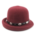 Cloche élégante en tricot bordeaux pour femme avec ceinture en cuir et boucles argentées - M (56-58cm) / Bordeaux