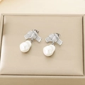 Dettaglio di orecchini a nodo d'argento con perle barocche su scatola di pelle champagne - Colore Acciaio 19*11mm Stile Perla Barocca Nodo Intrecciato (KE116092-GC)