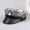 Berretto piatto stampa serpente con tesa in pelle nera e bottone dorato decorativo - M (56-58cm) / Nero e Bianco (Pelle di Serpente)