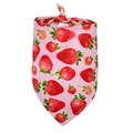 Détail du bandana pour animaux rose clair avec imprimé fraises et sangle réglable - S / Fraise Rose