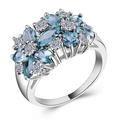Primer plano de anillo de plata con piedras marquesa azul y cristales claros - Talla 7 / Aguamarina