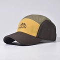 Detail der mehrfarbigen 5-Panel Campingmütze mit Berggipfel und Explore-Stickerei - Verstellbar / Khaki Farbblock