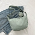 Sac bandoulière demi-lune en velours côtelé vert clair avec petit porte-monnaie assorti - Vert clair