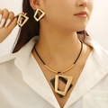 Parure de bijoux géométriques minimalistes avec collier à pendentif doré noir et boucles - 07 Parure Collier Et Boucles d'Oreilles Géométriques Noir Et Or Mat