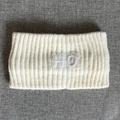 Detail von creme-strick Stirnband mit HO-Stickerei-Aufnäher und weicher Rippenstruktur - Weiß