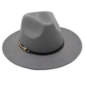 Dettaglio cappello fedora in feltro grigio scuro con cinturino in pelle e fibbia dorata - Taglia unica / Grigio chiaro