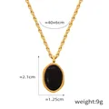 Collier en acier titane doré avec pendentif ovale en pierre noire sur fond blanc neutre - P1957 Collier Ovale Noir Or
