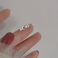 Funkelnde S999 Sterlingsilber Blatt-Ohrstecker mit Zirkonia-Besatz auf der Hand präsentiert - S999 Feinsilber / Silber