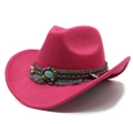 Chapeau de cow-boy rose vif avec bandeau perlé bohème et détails de turquoise - Rose rouge