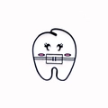 Dettaglio di una graziosa spilla a forma di dente smaltata con guance rosa e contorni neri - Stile Apparecchio Dentale