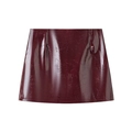 Détail de la mini-jupe en similicuir bordeaux avec une texture brillante effet craquelé - XS / Bas / Bordeaux