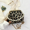 Elegante borsa a mano leopardata con manico di perle e tracolla a catena dorata - Stampa leopardata