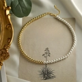 Detail van ketting met gouden kralen en witte parels op vintage papieren achtergrond - Halve parel splitsen