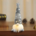 Detail eines grauen Weihnachtsgnoms mit LED-Licht und gestricktem Schneeflocken-Hut - Sitzende Haltung / Grau