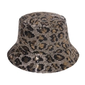 Detailansicht des Fischerhuts mit Leopardenmuster und glänzenden Metallpailletten - Leopard-Gelb