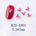 Vista de dijes de mariposa rosa para uñas con bordes dorados, tamaño 5,5x5mm en uña roja - Estilo De Mariposa Pequeña Con Borde Dorado Rosa Rojo (AB03)