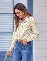 Detailopname van de reverskraag en knopen op een gebloemd shirt met lange mouwen - S / Abrikoos