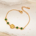 Détail du bracelet doré orné de gemmes vertes en étoile et d'un charmant petit tournesol - Style Fleur en Strass Vert