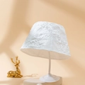 Elegante sombrero de pescador blanco plisado con bordado floral 3D para el sol - M (56-58cm) / Blanco