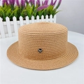 Cappello boater in paglia beige con logo M in metallo dorato e tesa dritta stile - M (56-58cm) / Caffè Chiaro