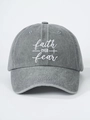 Dettaglio del cappellino in cotone lavato grigio con ricamo bianco faith over fear ricamato - Grigio