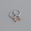 Dettaglio di orecchini a cerchio in argento con pietre preziose rettangolari champagne - Orecchini Rettangolari con Strass Rosa (S-E1536) / Argento